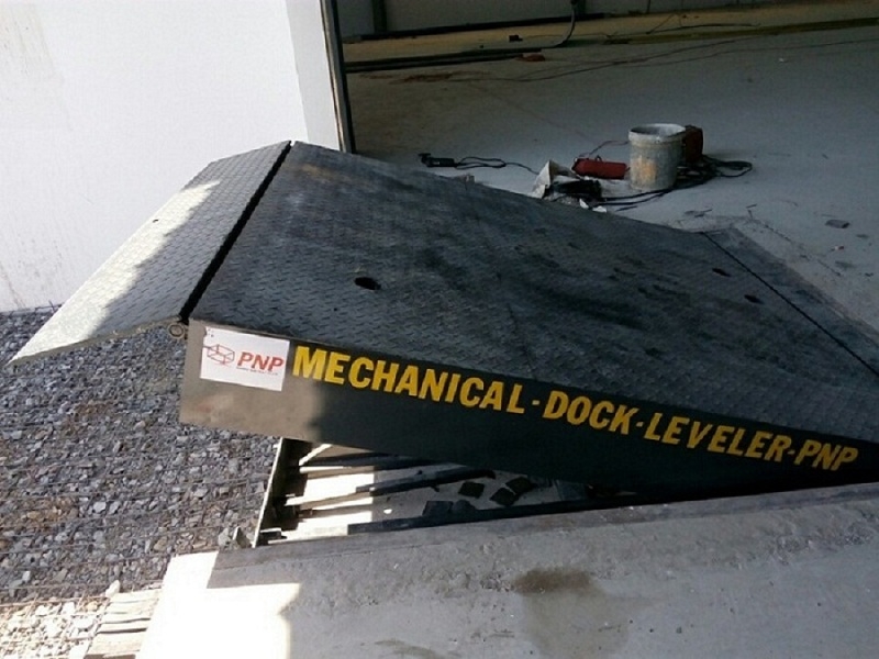 Dock leveler cơ khí (Mechanical dock leveler)